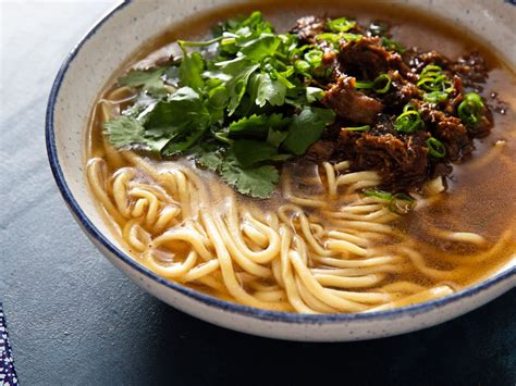  羊肉汤面：ピリ辛のスープと弾力ある麺のコントラストが織りなす、至福の味わい！